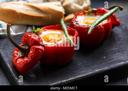 Gebackene rote Paprika gefüllt mit Eiern und Würstchen mit Brot und grüne Bohnen, Ansicht schließen. Stockfoto