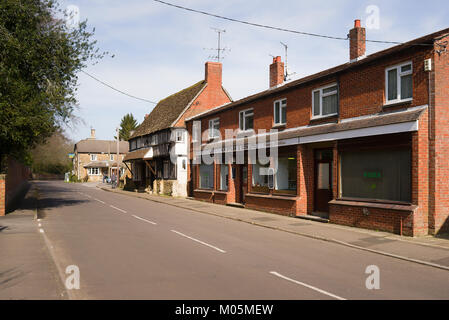 Alte und neue Eigenschaften in Bromham High Street in Wiltshire England Großbritannien Stockfoto