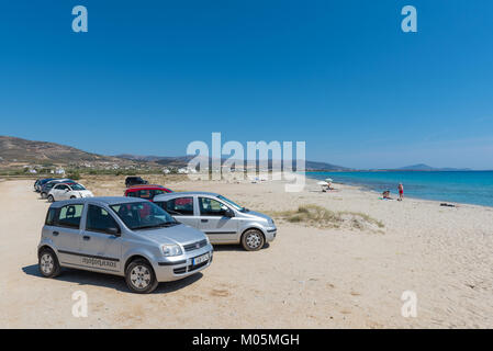 NAXOS, Griechenland: 24. Mai 2017: Autos auf Mikri Vigla Strand geparkt. Insel Naxos, Griechenland Stockfoto