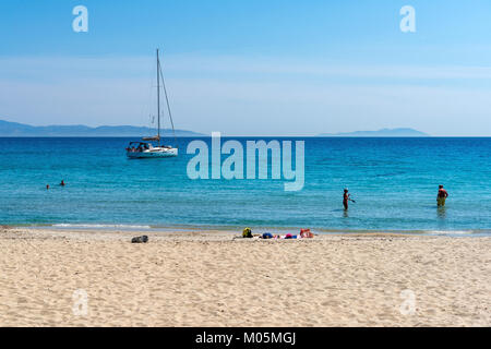 NAXOS, Griechenland: 24. Mai 2017: Segelboot auf dem blauen Meer in der Bucht mit Strand. Mikri Vigla Strand auf der Insel Naxos, Griechenland Stockfoto