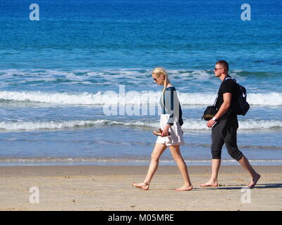 Paar ist ein Spaziergang am Strand Stockfoto