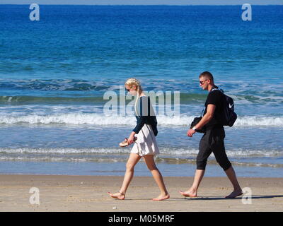 Paar ist ein Spaziergang am Strand Stockfoto