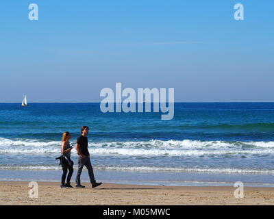 Paar ist ein Spaziergang am Sandstrand Stockfoto