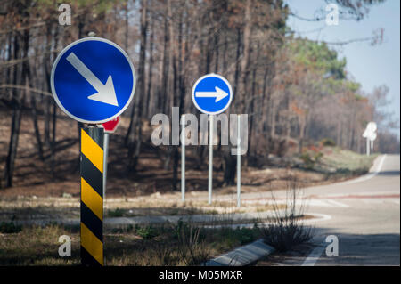 Straße rechts Zeichen halten. Pfeil im blauen Kreis. Stockfoto