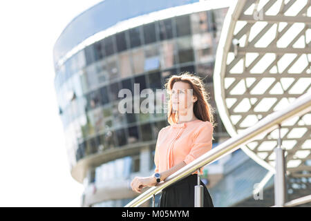 Portrait des erfolgreichen Business Frau auf dem Hintergrund eines großen modernen Bürogebäude Stockfoto