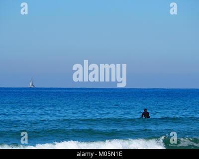 Wave Surfer am Meer auf einem perfekt klaren Tag Stockfoto