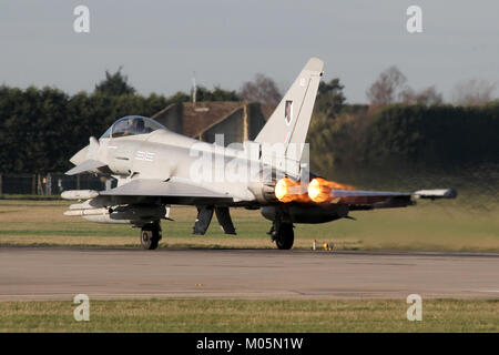 RAF Eurofighter Typhoon von 17 Squadron Ausschalten des Coningsby Landebahn in voller Aufwärmen/Nachbrenner, die selten verwendet wird. Stockfoto