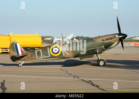 Die RAF die Schlacht um England Memorial Flüge veteran Spitfire Mk IIa-Rollen auf einem Sommer Abend an RAF Coningsby für eine Gedenkstätte Flypast. Stockfoto