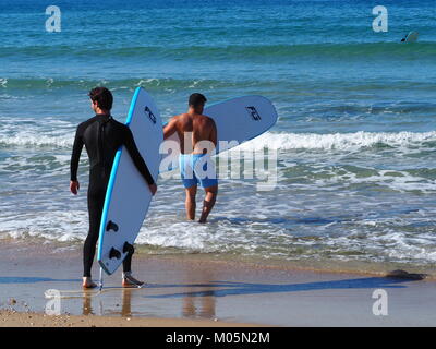 Wave Surfer am Meer auf einem perfekt klaren Tag Stockfoto