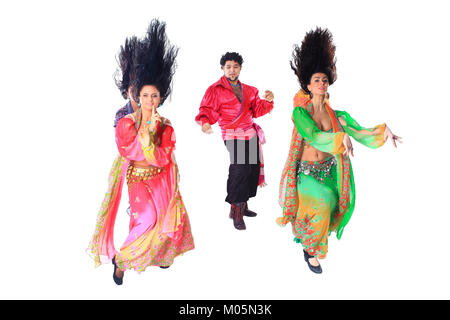 Professionelle Tanzgruppe der Zigeuner, die in traditioneller Kleidung führt Volkstanz Stockfoto