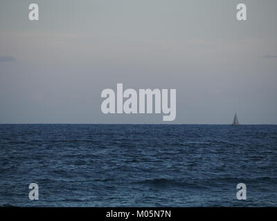 Segelboote oder Segelboot auf das Meer an einem klaren sonnigen Tag Stockfoto