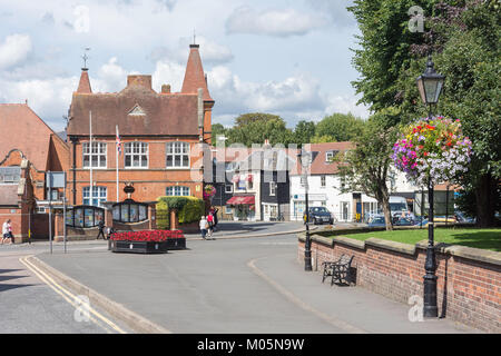 Highbridge Straße von Church Street, Waltham Abbey, Essex, England, Vereinigtes Königreich Stockfoto