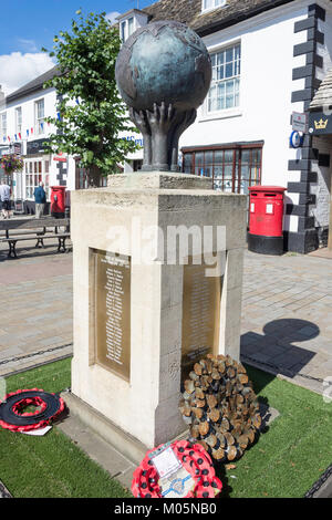 Weltkrieg Memorial, High Street, Royal Wootton Bassett, Wiltshire, England, Vereinigtes Königreich Stockfoto