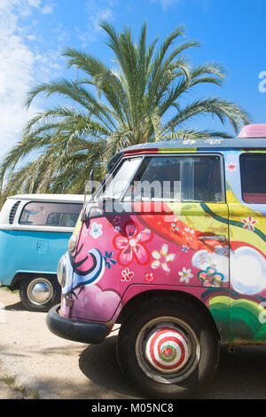 Vor der alten VW-Bus auf der Straße Stockfoto