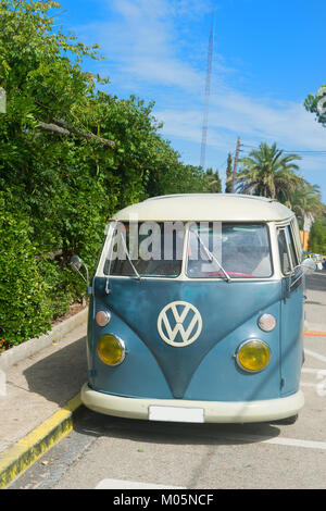 Alten VW-Bus auf der Straße Stockfoto