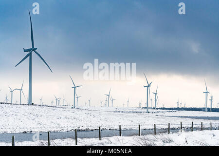 Anzeigen von Windenergieanlagen im Windpark Whitelee nach Schneefall im Winter von Scottish Power betrieben, Schottland, Vereinigtes Königreich Stockfoto