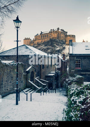 Blick auf die Burg von Edinburgh nach Schnee von der historischen Vennel Schritte am Grassmarket in der Altstadt von Edinburgh, Schottland, Vereinigtes Königreich Stockfoto