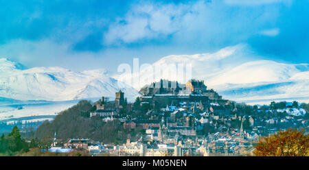 Blick auf die Burg Stirling mit Schnee Berge in der Ferne, Schottland, Vereinigtes Königreich. Stockfoto