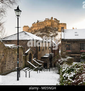 Blick auf die Burg von Edinburgh nach Schnee von der historischen Vennel Schritte am Grassmarket in der Altstadt von Edinburgh, Schottland, Vereinigtes Königreich Stockfoto