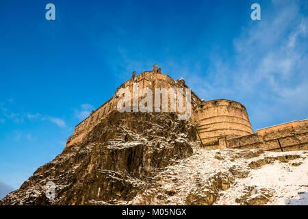 Blick auf die Burg von Edinburgh vom Grassmarket nach Schneefall im Winter in Schottland, Vereinigtes Königreich Stockfoto