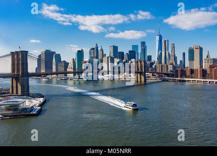 Die Brooklyn Bridge und Lower Manhattan Skyline von über dem East River im Winter gesehen Stockfoto