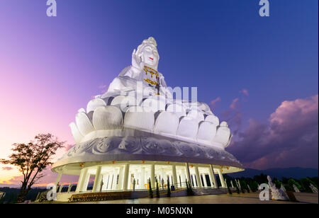 Guan Yin Statue mit Twilight in Wat huay Pla kang Tempel, chinesische Tempel in Chiang Rai, Thailand. Stockfoto
