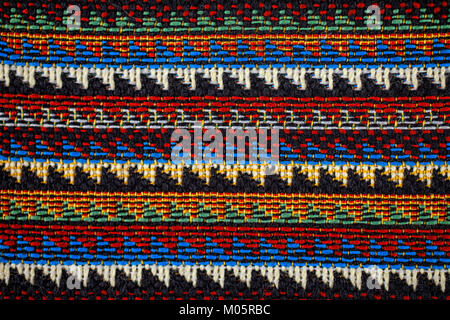 Textur aus Stoff mit traditionellen mexikanischen Muster Makro. Eine Gewebeprobe Stockfoto