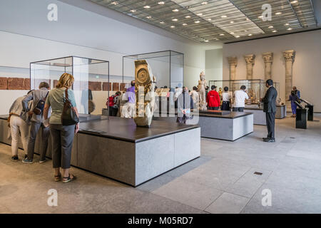 Besucher des Museums mit Blick auf die Exponate in der Louvre, Abu Dhabi. Stockfoto