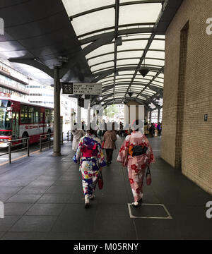 Kyoto, Japan - 29.November 2016. Frauen im Kimono zu Fuß auf der Straße Gion in Kyoto, Japan. Kyoto diente als Japan Hauptstadt und Residenz der Kaiser von 794 u Stockfoto