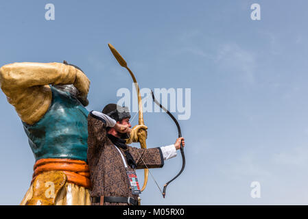 Statue des Mannes Archer und unbekannten mittelalterlichen Bogenschütze in Kostümen der alten türkischen Truppen und Soldaten des Osmanischen Reiches strebt mit Pfeil. ISTANBUL, Stockfoto