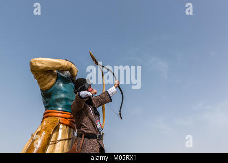 Statue des Mannes Archer und unbekannten mittelalterlichen Bogenschütze in Kostümen der alten türkischen Truppen und Soldaten des Osmanischen Reiches strebt mit Pfeil. ISTANBUL, Stockfoto