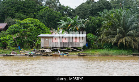 Hütte entlang des Kinabatangan Flusses, Sukau Kinabatangan, Borneo, Sabah, Malaysia Stockfoto