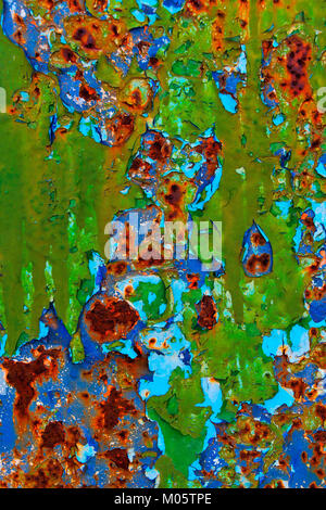 Farbenfrohe rustikale Metall mit einer kräftigen Risse abblätternde Farbe Patina, eine abstrakte grunge Texturen Hintergrund Stockfoto