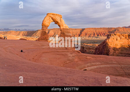 Zarte Arch, UT, USA, 06. Juni 2015: Touristen und Fotografen warten auf das Licht mit Zarten Arch. Roter Sonnenuntergang. Stockfoto