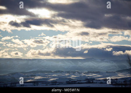 La Rioja, Spanien. 10/1/18 Weinberge in der Nähe von Cannes, La Rioja, Spanien, nach Schneefall. Berg San Lorenzo, Rioja höchster Berg, ist im Hintergrund. Stockfoto