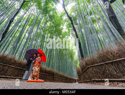 KYOTO, JAPAN - Juni 9, 2015: Unbekannter Paar nimmt Fotos Hochzeit in der berühmten arashiyama Bamboo Grove Track in Kyoto, Japan Stockfoto