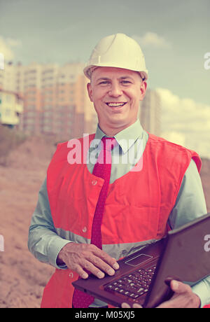 Schutzhelm tragen Angestellte arbeitet auf der Baustelle Stockfoto