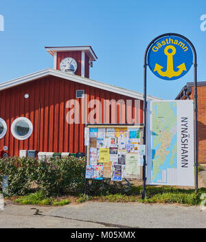 Information Board und Reihe von Mailboxen Nynashamn Gasthafen, Nynashamn, sodermanland Stockholm County, Schweden, Skandinavien. Stockfoto