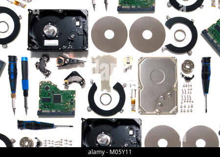 Demontierte Festplatte Teile auf einem weißen Hintergrund. Stockfoto