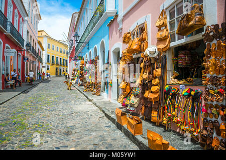 SALVADOR, Brasilien - 9. März 2017: Souvenirläden verkaufende Taschen und lokales Kunsthandwerk Linie der traditionellen kopfsteingepflasterten Straßen des historischen Pelourinho. Stockfoto