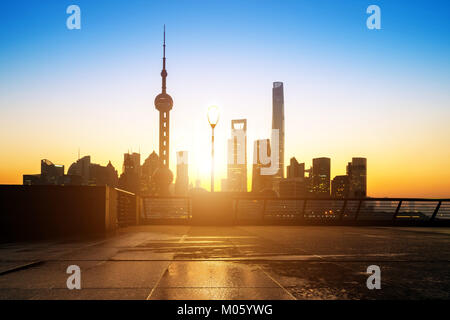 Shanghai am Morgen Panorama vor Sonnenaufgang mit Skyline der Stadt und bunten Himmel über den Huangpu-Fluss Stockfoto