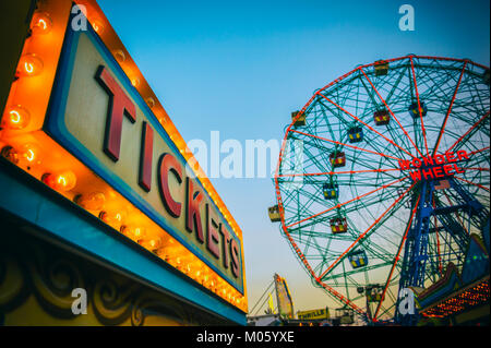 NEW YORK CITY - 20. AUGUST 2017: Die hellen Lichter der Vergnügungspark auf Coney Island in Brooklyn Glühen vor einem Sommer Dämmerung Himmel. Stockfoto