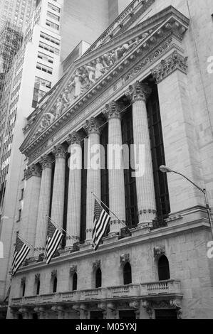 NEW YORK CITY - 15. JULI 2017: amerikanische Flaggen hängen von der Fassade des New York Stock Exchange Gebäude, ein Wall Street Wahrzeichen, eröffnet im Jahr 1903. Stockfoto