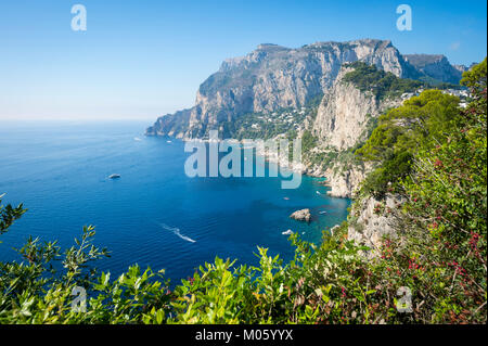 Malerischer Blick auf die dramatische Berge Küste des Mittelmeers Insel Capri, Italien Stockfoto