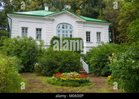 Nebengebäude der Kuzminsky. Von 1859 bis 1862 die Schule von Leo Tolstoi für Bauer Kinder. In der Immobilien des Grafen Leo Tolstoi in Jasnaja Poljana in S Stockfoto