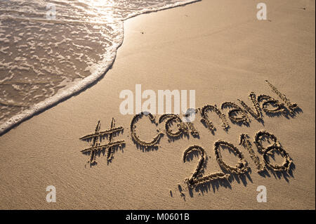 Moderne Nachricht für Karneval 2018 Mit einem Social Media - freundliche Hashtag auf glatten Sandstrand geschrieben Stockfoto