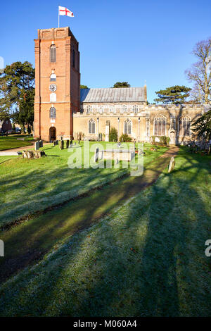 Die Kirche der Hl. Jungfrau Maria in der Suffolk Dorf Grundisburgh an einem frostigen Wintermorgen Stockfoto