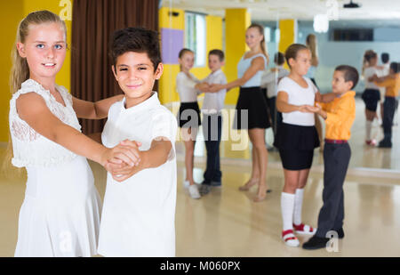 Kinder tanzen Tango in der Klasse. Stockfoto