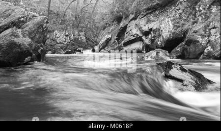 Fairy Glen ist eine spektakuläre Schlucht, die zu einer Verdrehung Reihe von Wasserfällen und Kaskaden, die zwischen senkrechten Wänden Rush und über die riesigen Felsen führt Stockfoto