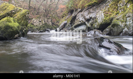 Fairy Glen ist eine spektakuläre Schlucht, die zu einer Verdrehung Reihe von Wasserfällen und Kaskaden, die zwischen senkrechten Wänden Rush und über die riesigen Felsen führt Stockfoto